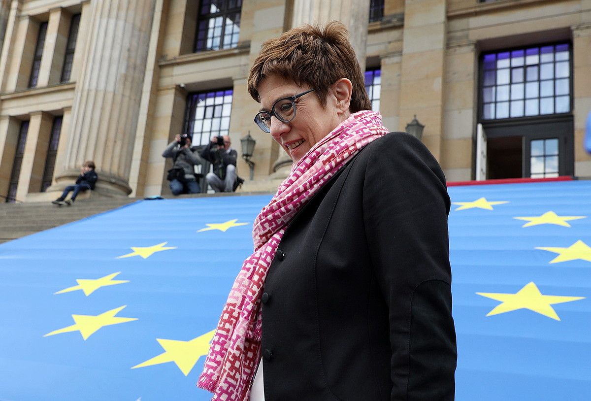 Annegret Kramp-Karrenbauer CDUko presidentea hilaren hasieran, Berlinen, Europaren Taupada mitinean. FELIPE TRUEBA / EFE. Annegret Kramp-Karrenbauer CDUko presidentea hilaren hasieran, Berlinen, Europaren Taupada mitinean. FELIPE TRUEBA / EFE.