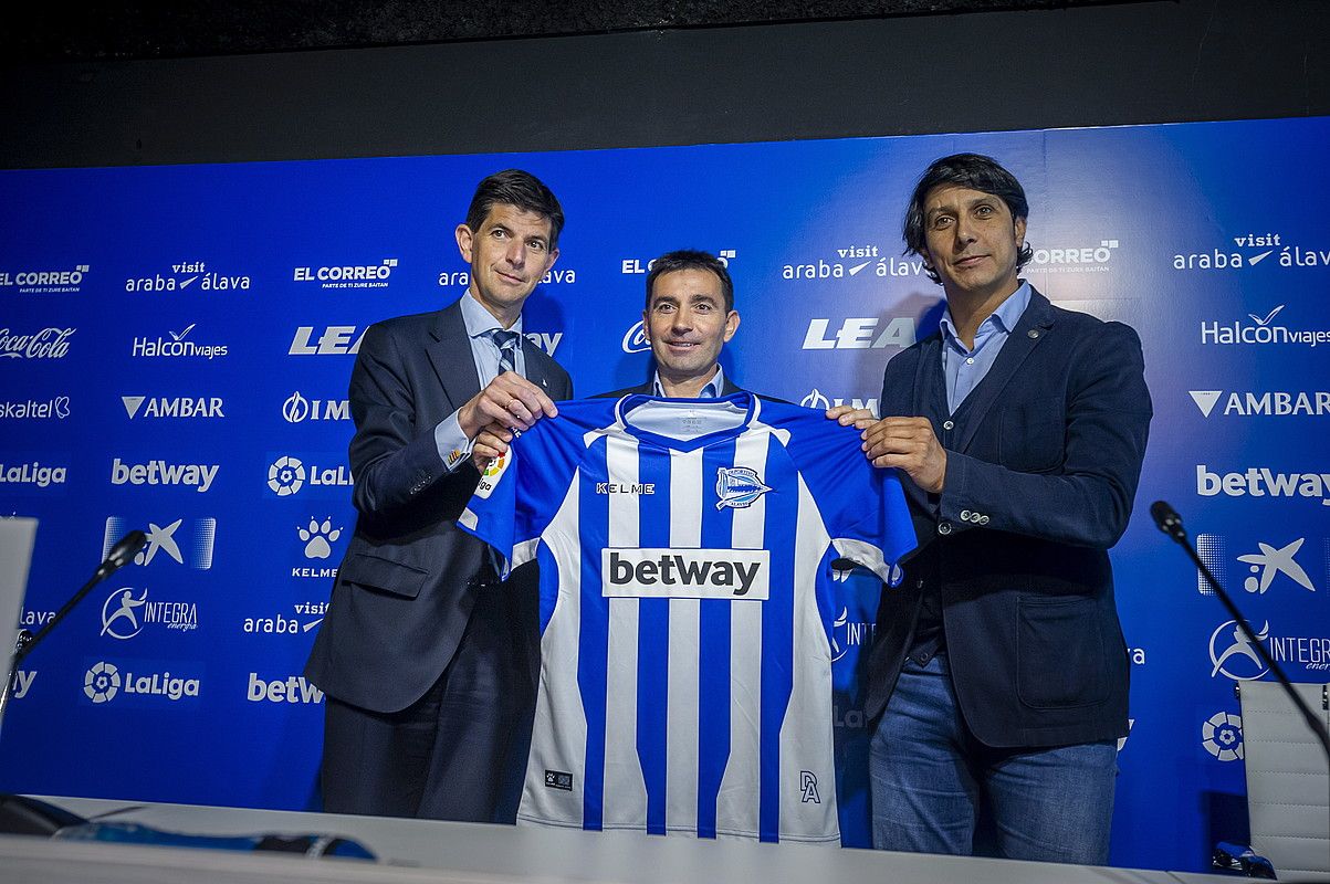 Alfonso Fernandez de Troconiz, Asier Garitano eta Sergio Fernandez, atzo eginiko aurkezpen ekitaldian. J. FONTANEDA / FOKU.