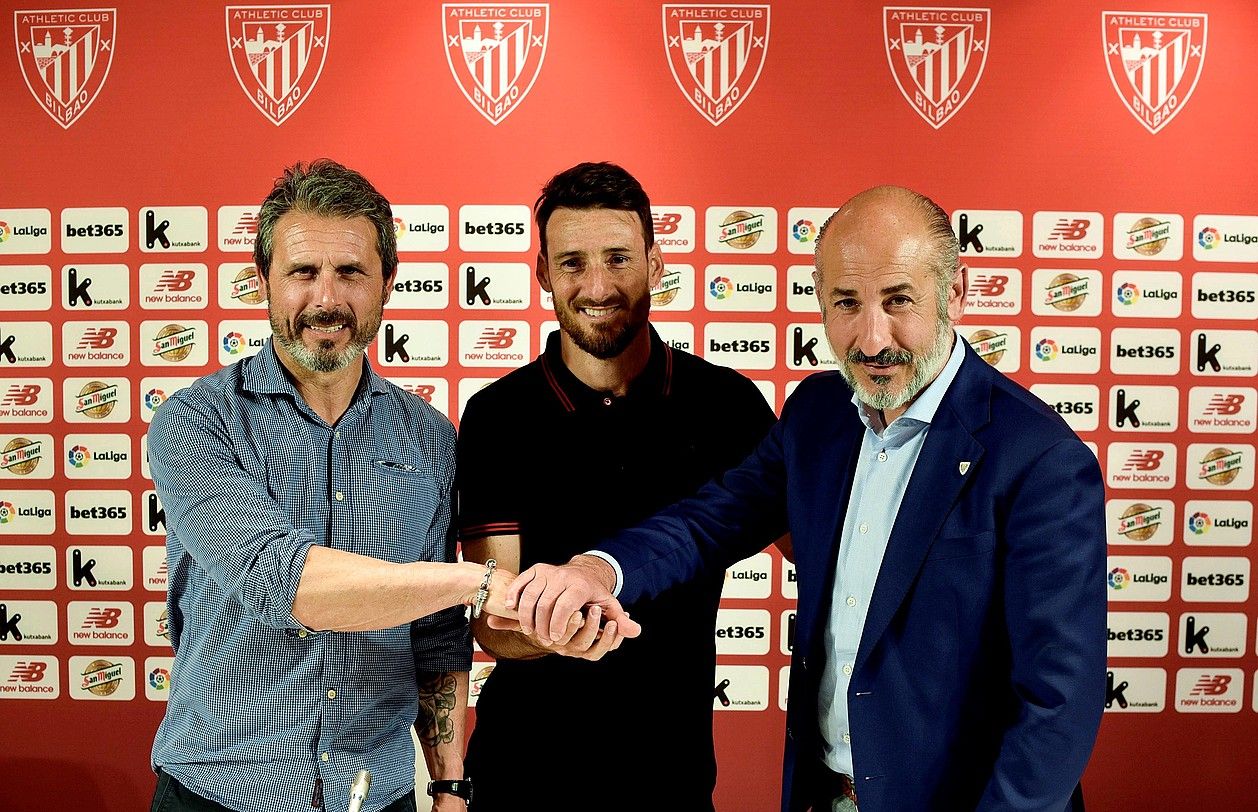 Rafa Alkorta, Aritz Aduriz eta Aitor Elizegi, atzo, San Mamesen, prentsaurrekoa hasi aurretik. MIGUEL TOÑA / EFE.