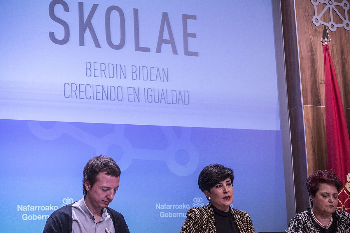 Solana kontseilaria, Aitor Lakasta eta Pilar Mayo zuzendariekin batera, Skolaeren aurkezpenean. JAGOBA MANTEROLA / FOKU. Solana kontseilaria, Aitor Lakasta eta Pilar Mayo zuzendariekin batera, Skolaeren aurkezpenean. JAGOBA MANTEROLA / FOKU.