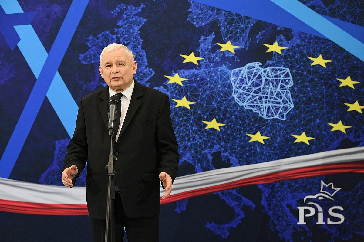 Jaroslaw Kaczynski lehen ministro eta PiS Legea eta Justizia alderdiko burua Gdansken, herenegun, Europako bozen kanpainako ekitaldi batean. ADAM WARZAWA / EFE. Jaroslaw Kaczynski lehen ministro eta PiS Legea eta Justizia alderdiko burua Gdansken, herenegun, Europako bozen kanpainako ekitaldi batean. ADAM WARZAWA / EFE.