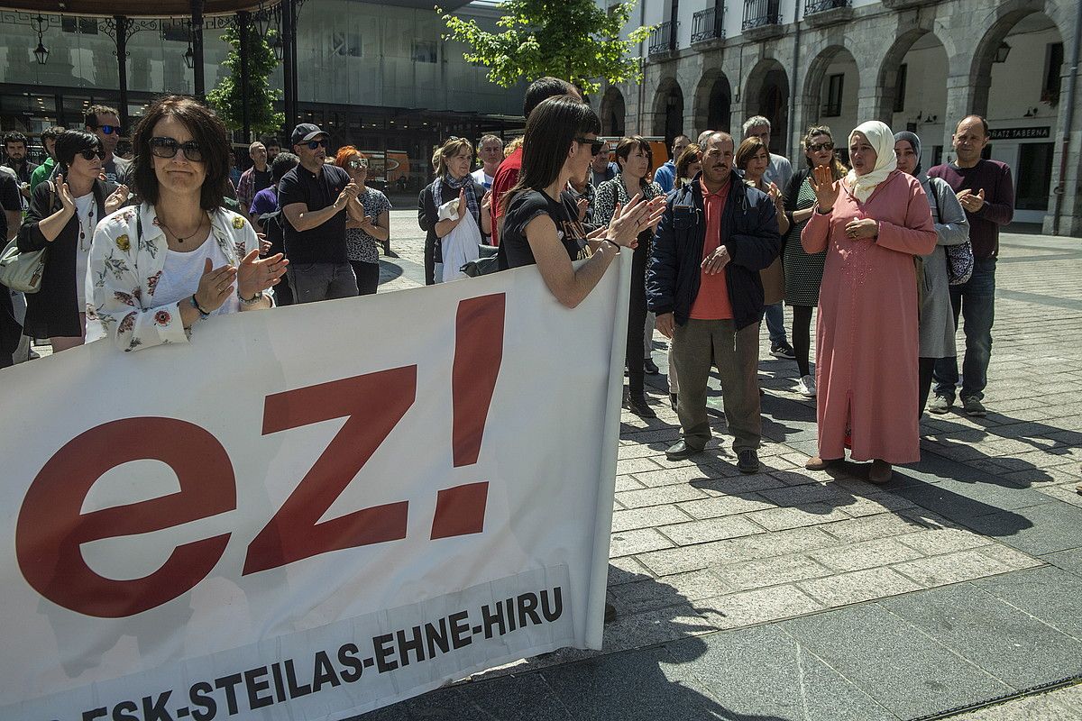 Zestoako eta Zarauzko lan istripuak salatzeko kontzentrazioa, atzo, Azpeitian. JON URBE / FOKU.