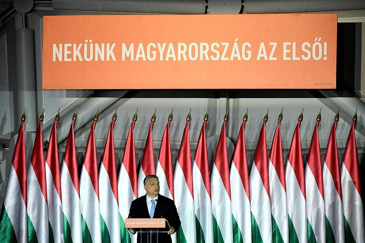 Viktor Orban lehen ministroa Europako hauteskundeetarako programa aurkezten, iragan apirilaren 5ean, Budapesten. SZILLARD KOSZTICSAK / EFE.