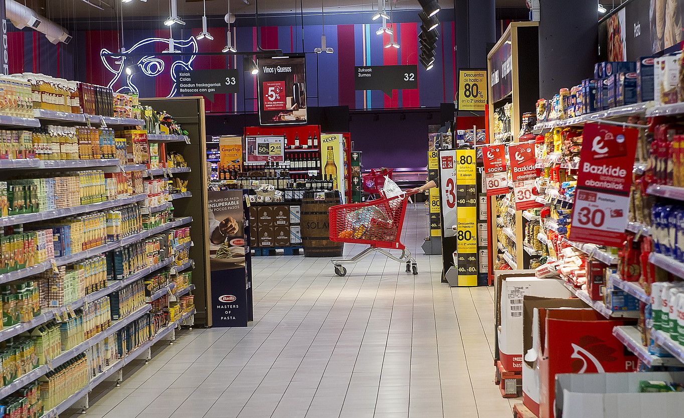 Eroskiren supermerkatu bateko irudia, Leioan. Joan den urtean 61 salmenta gune berritu zituen banaketa kooperatibak. LUIS JAUREGIALTZO / FOKU.