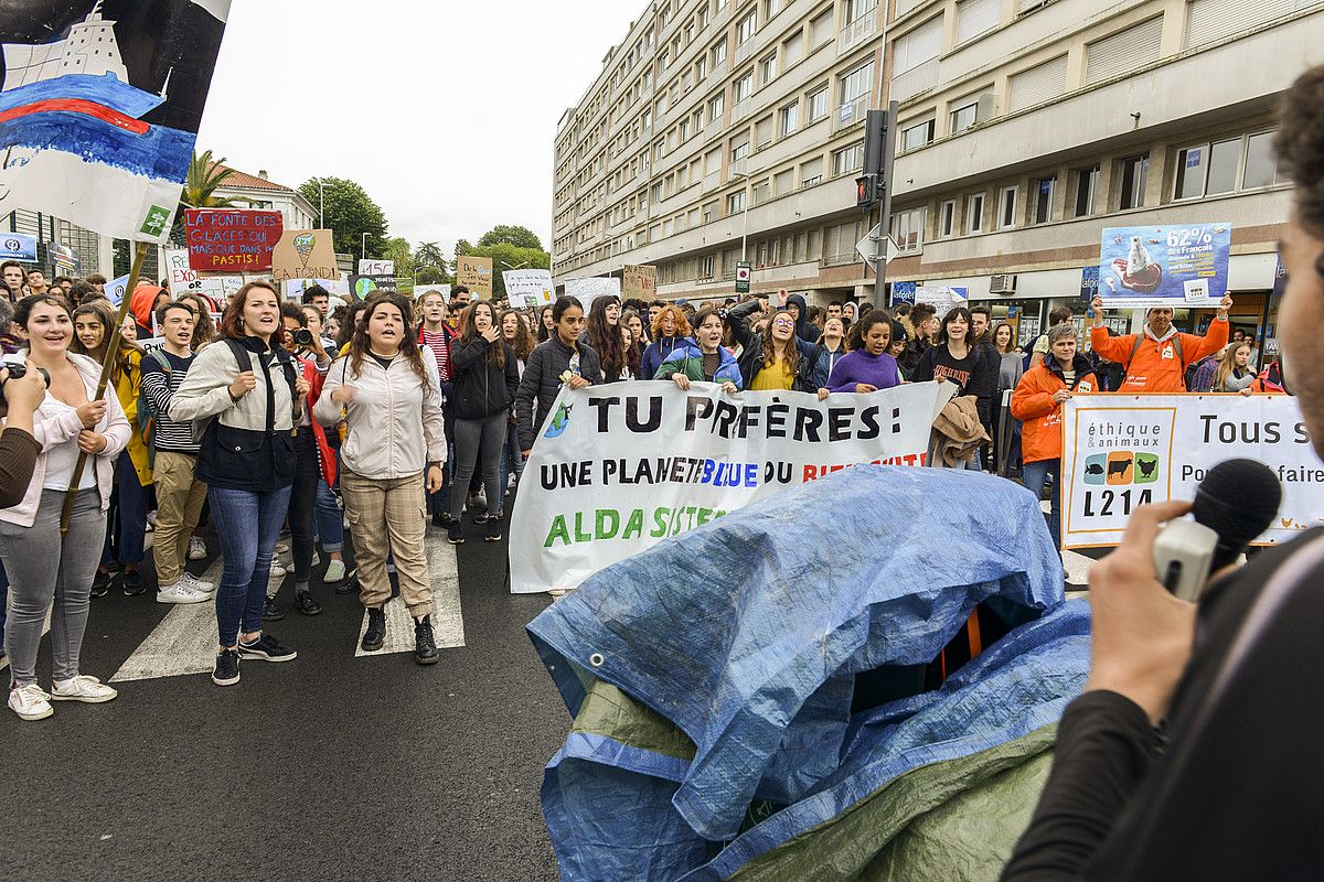 Baiona.  Suprefetura aitzinean ere egin zuten protesta ikasleek. GUILLAUME FAUVEAU.