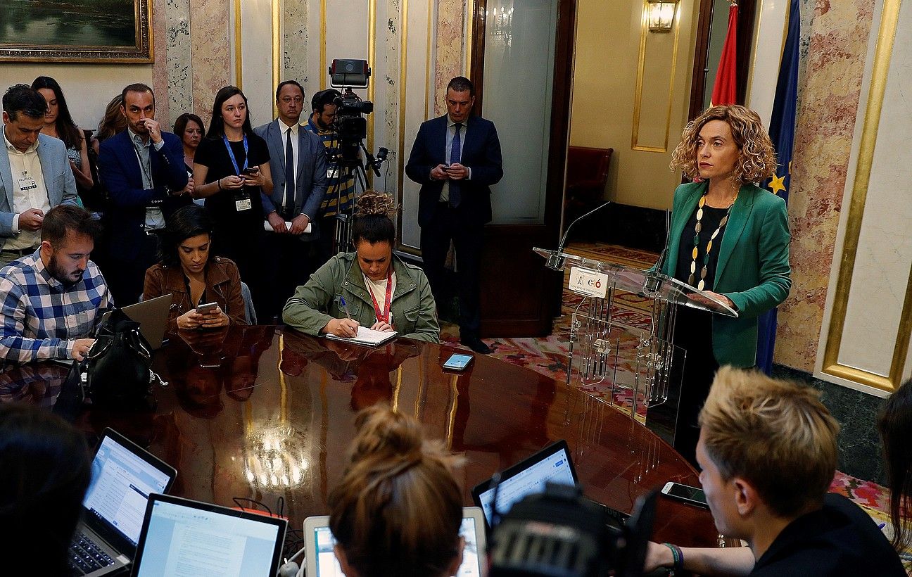 Meritxell Batet Espainiako Kongresuko presidentea, atzo, kazetarien aurrean, Mahaiak hartutako erabakiaren berri ematen. EMILIO NARANJO / EFE. Meritxell Batet Espainiako Kongresuko presidentea, atzo, kazetarien aurrean, Mahaiak hartutako erabakiaren berri ematen. EMILIO NARANJO / EFE.