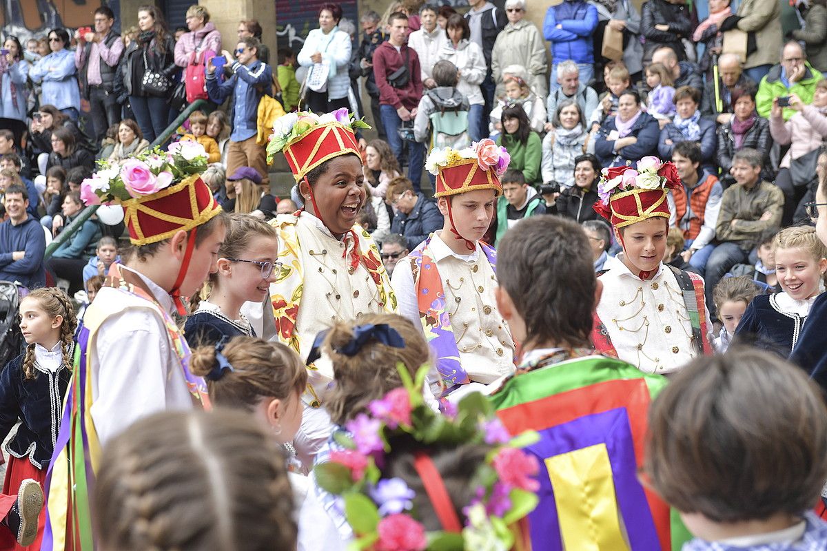 Alde Zaharreko Eguna baliatuta, Euskal Herriko zortzi dantza taldek folklore jaia egin zuten atzo. IDOIA ZABALETA / FOKU.