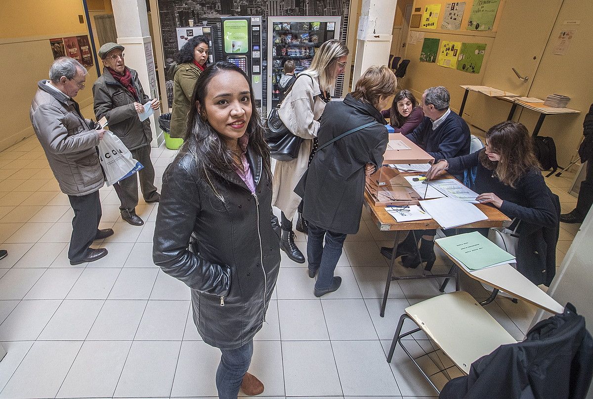 Tatiana Bellorin, atzo, Donostiako eskola batean, boto emaile artean. GORKA RUBIO / FOKU.