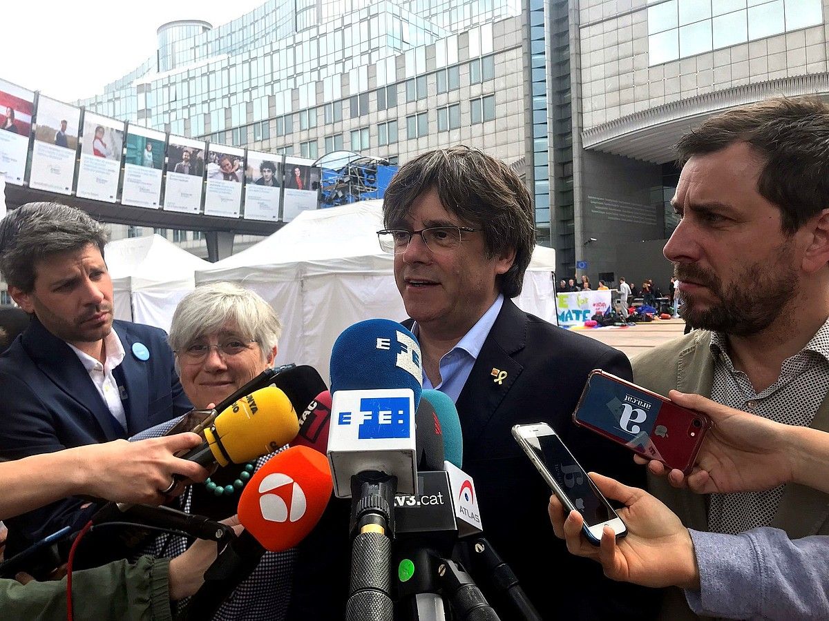 Clara Ponsati, Carles Puigdemont eta Toni Comin ordezkari independentista erbesteratuak Europako Parlamentuaren parean, atzo, Bruselan. LARA MALVESI / EFE.