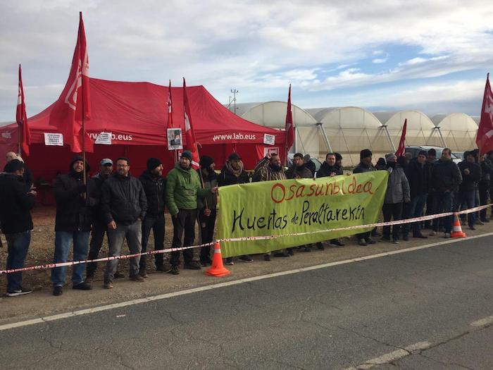 Huerta de Peraltako langileak, enpresaren parean protestan, gaur, Azkoienen (Nafarroa). LAB SINDIKATUA, @LABSINDIKATUA
