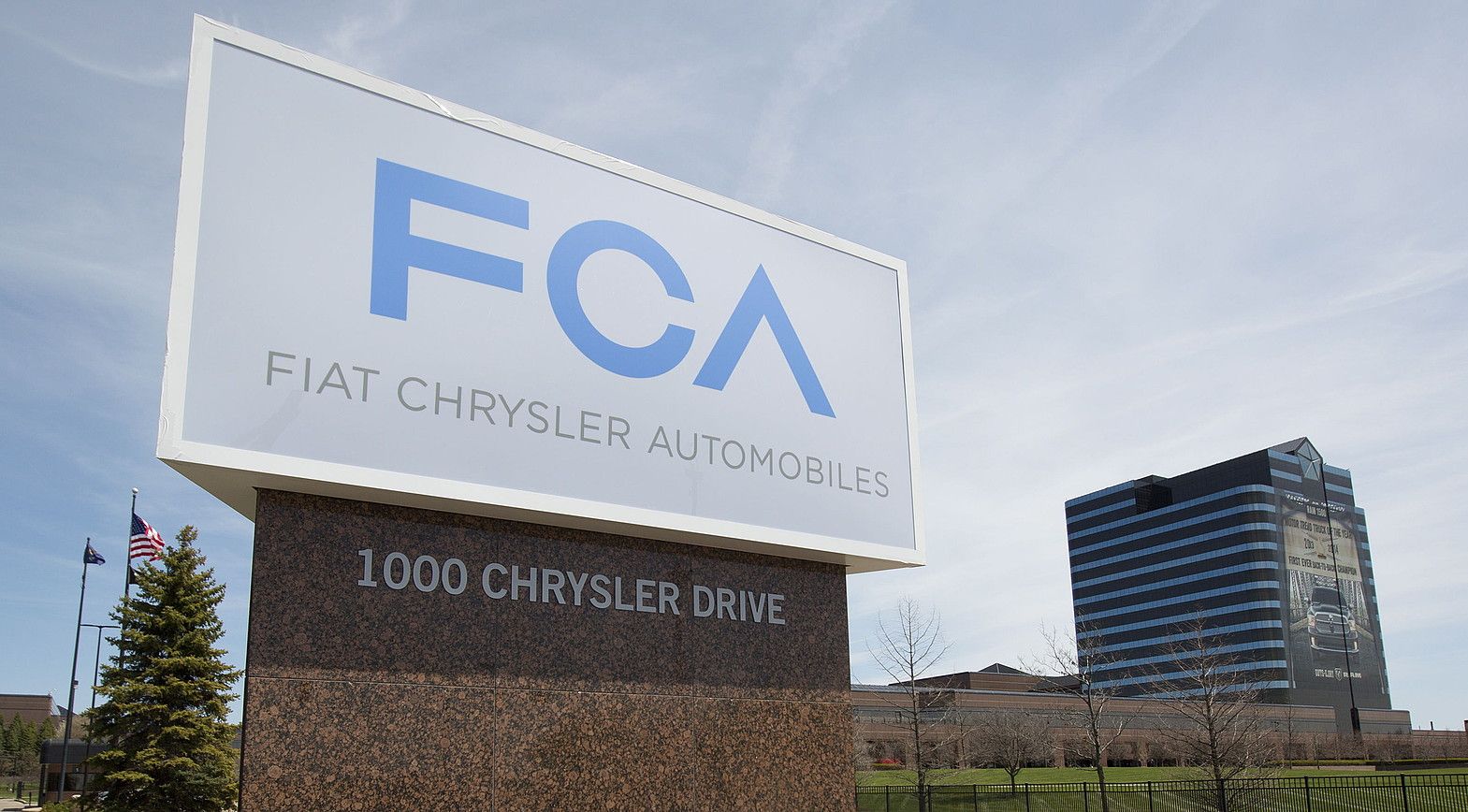 Fiat Chrysler Automobiles (FCA) enpresaren logoa, Chryslerren egoitza nagusian, Auburn Hillsen. RENA LAVERTY / EFE.