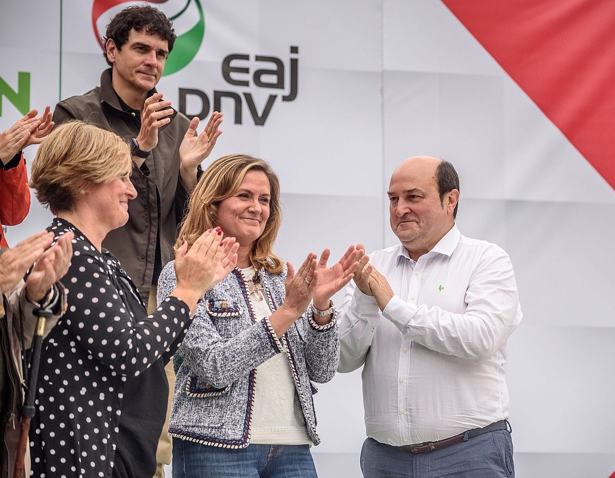 Amaia del Campo Barakaldoko alkatea, Itxaso Atutxa, Unai Rementeria eta Andoni Ortuzar burukide jeltzaleek inguratuta. JAVIER ZORRILA / EFE. Amaia del Campo Barakaldoko alkatea, Itxaso Atutxa, Unai Rementeria eta Andoni Ortuzar burukide jeltzaleek inguratuta. JAVIER ZORRILA / EFE.