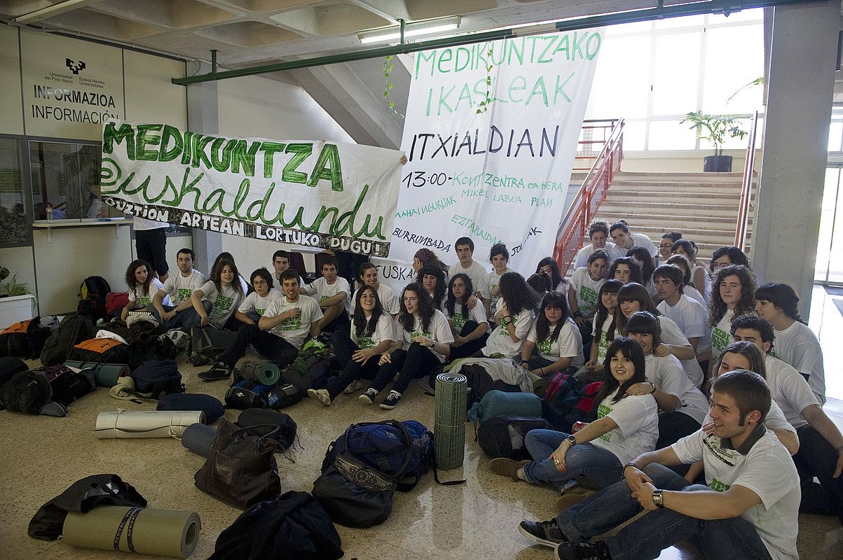 Medikuntzako ikasleen itxialdia, 2011n. LUIS JAUREGIALTZO / FOKU.