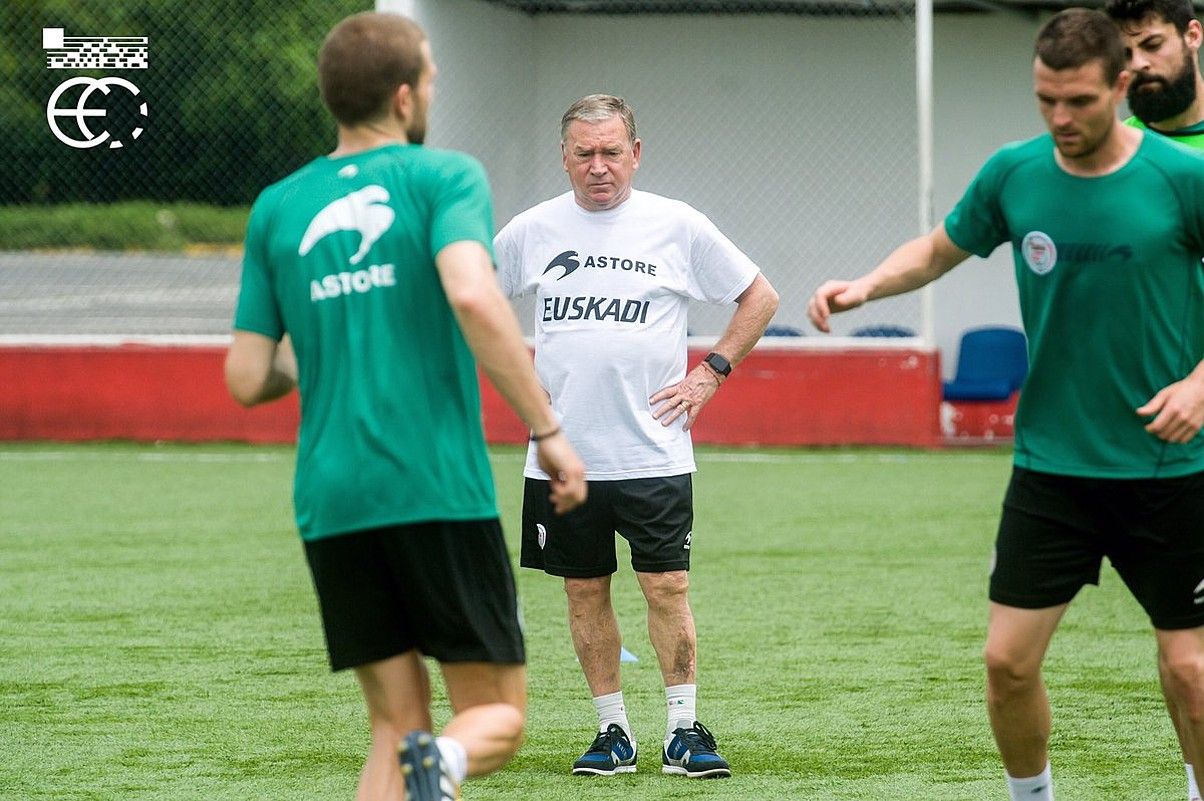 Javier Clemente, euskal selekzioak Panaman egindako entrenamenduari adi. EUSKADIKO FUTBOL FEDERAZIOA.