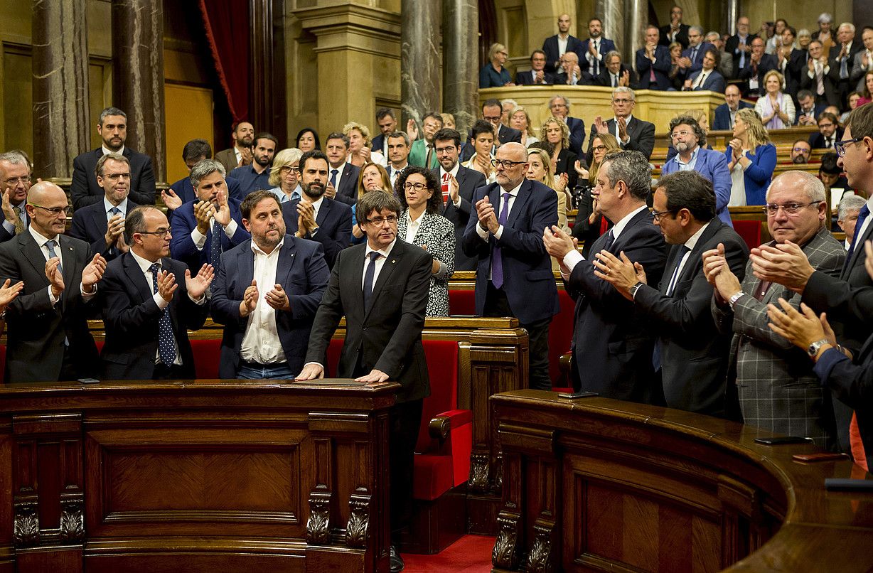 Puigdemont Kataluniako Parlamentuan, independentzia deklarazioa etetea proposatu ostean. 2017ko urriaren 10ean egin zuen, 9an egin beharrean. Q. GARCIA / EFE.