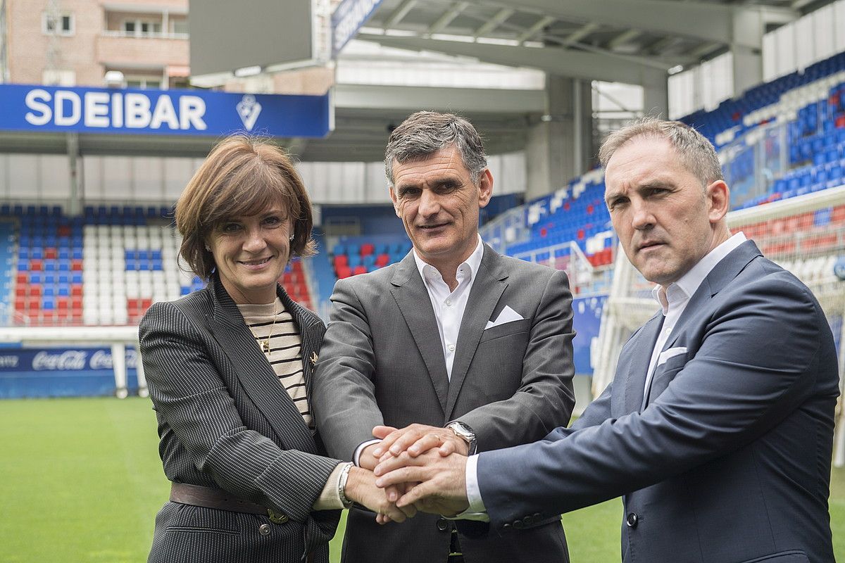 Amaia Gorostiza, Jose Luis Mendilibar eta Fran Garagarza, atzo, Ipuruan, prentsaurrekoa eman aurretik. JUAN CARLOS RUIZ / FOKU. Amaia Gorostiza, Jose Luis Mendilibar eta Fran Garagarza, atzo, Ipuruan, prentsaurrekoa eman aurretik. JUAN CARLOS RUIZ / FOKU.