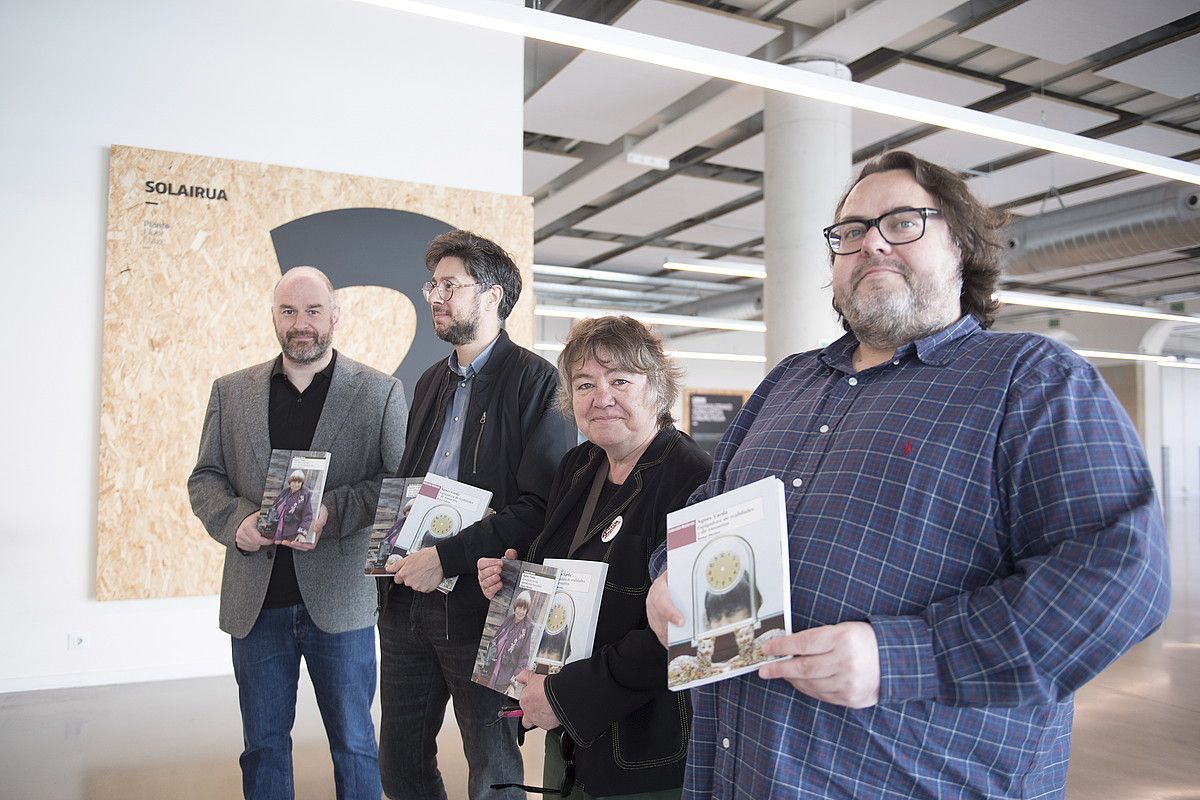 Joxean Fernandez, Victor Iriarte, Imma Merino eta Carlos J. Plaza, atzo, Donostiako Tabakaleran. JUAN CARLOS RUIZ / FOKU.