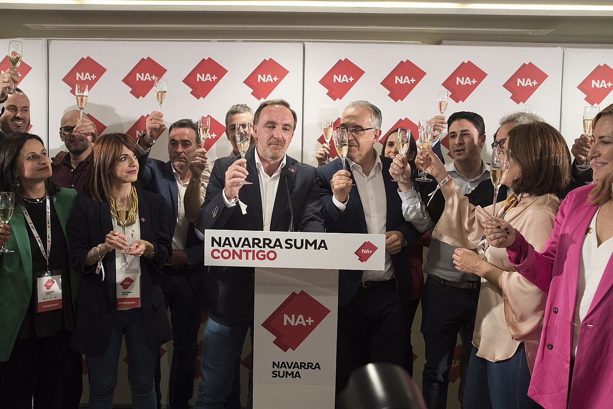 Navarra Sumako kideak, igandean, garaipena ospatzen. IÑIGO URIZ / FOKU.