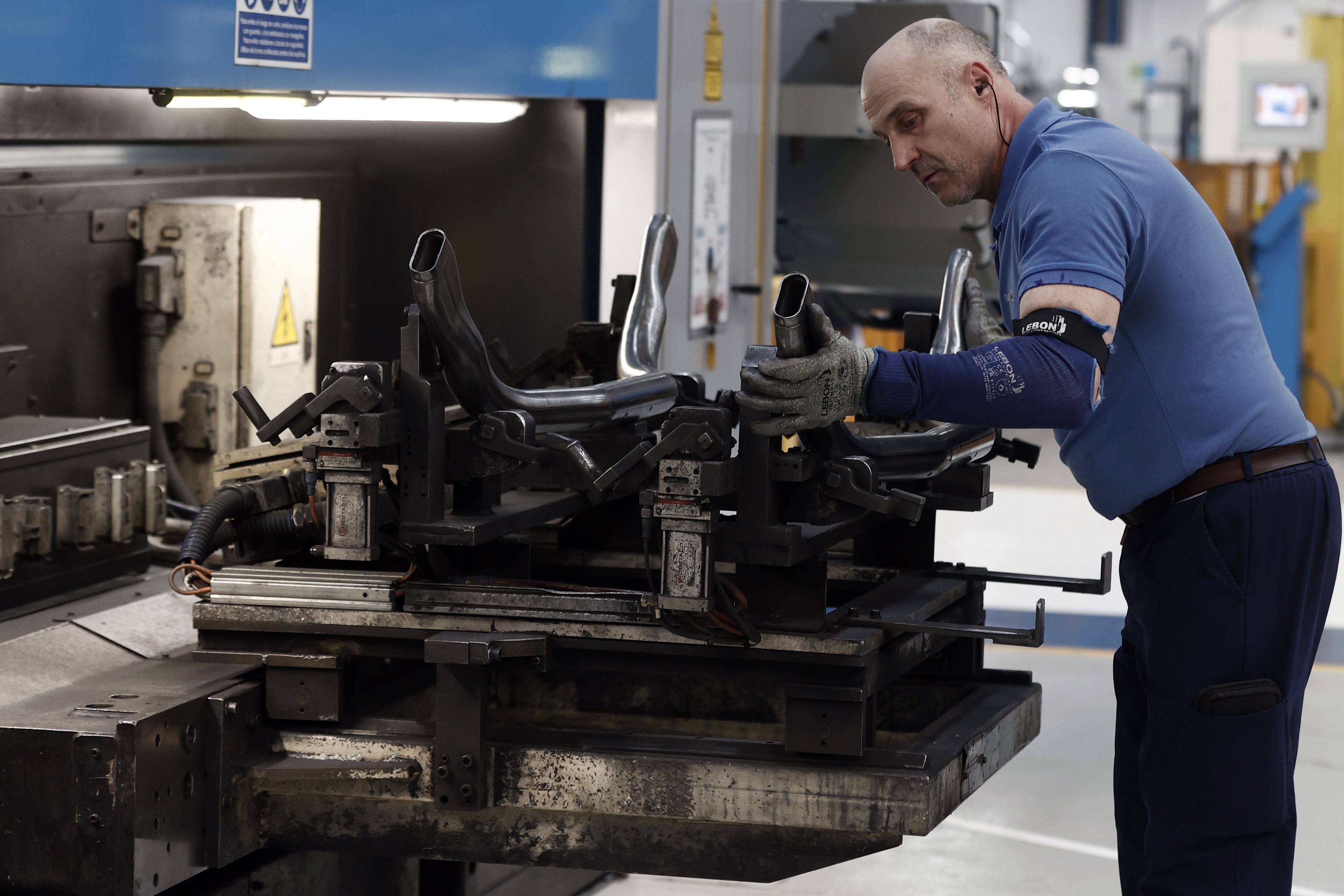 Orkoiengo Gestamp enpresan, langile bat lanean, produkzio katean. 