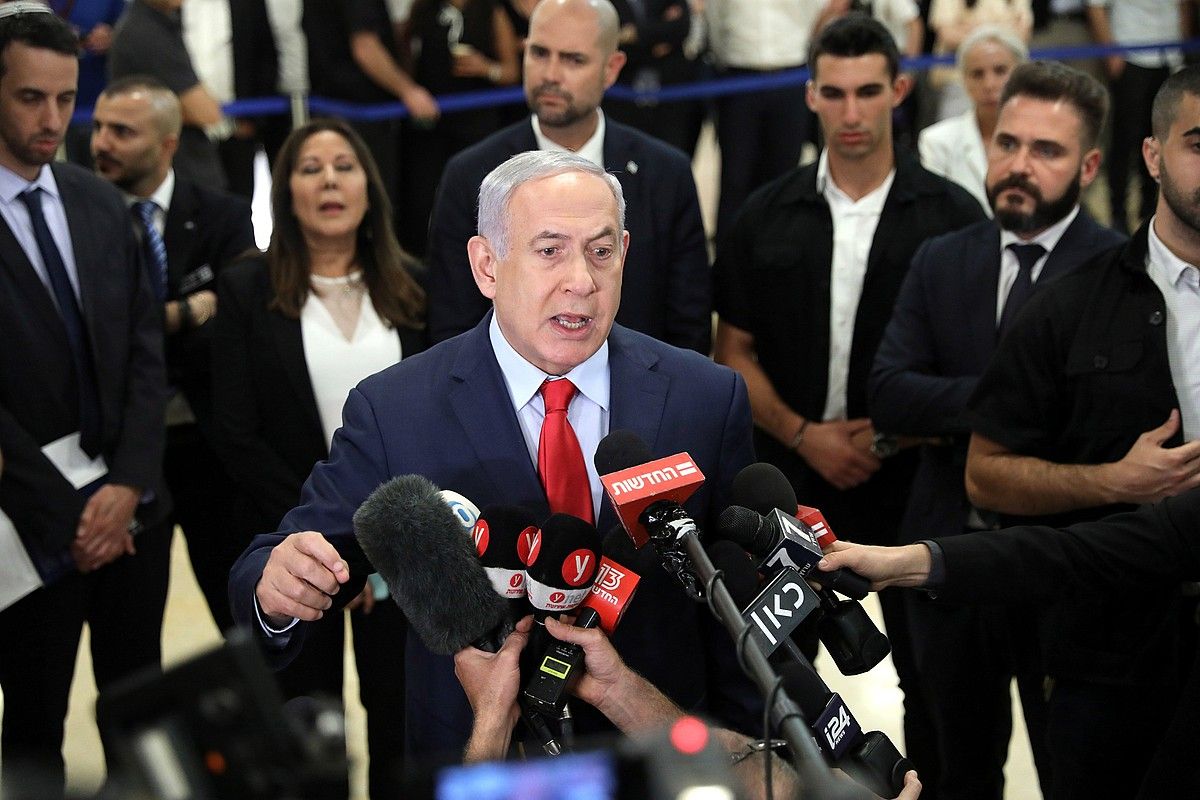 Benjamin Netanyahu Israelgo lehen ministroa, hedabideen aurrean parlamentua desegiteko erabakia azaltzen. ABIR SULTAN.