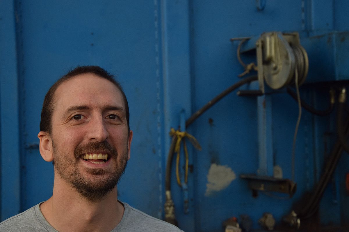 Iñaki Larraioz musikariak hiru urte eta erdi egin zituen Bretainian, eta Euskal Herrira itzulitakoan heldu zion Larra Bideak estreinako diskoa ontzeari. IÑAKI LARRAYOZ.