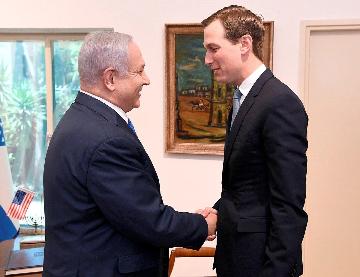 Netanyahu eta Kushner herenegun, Jerusalemen, bien arteko bilera hasi aurretik. STERN MATTY / EFE.