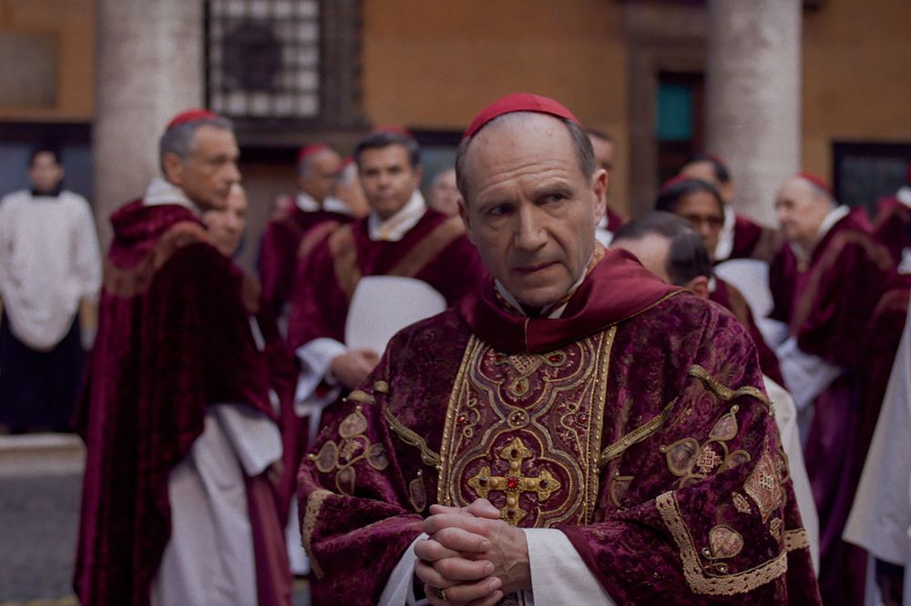 Conclave (Edward Berger) filmeko fotograma bat. Conclave (Edward Berger) filmeko fotograma bat.