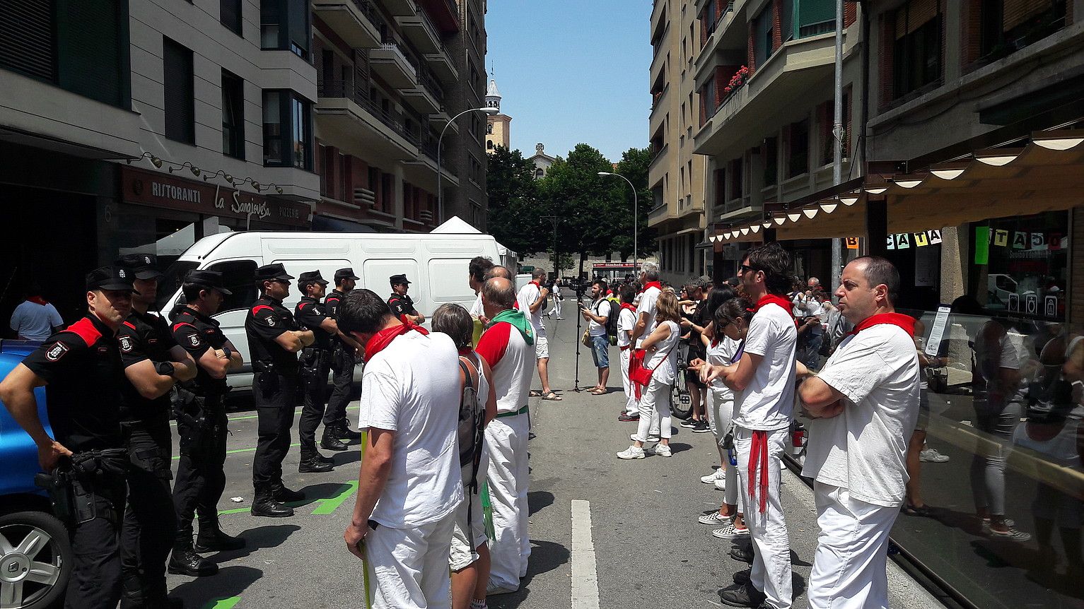 Protestak La Sangiovesa aurrean, iazko sanferminetan. LAB.