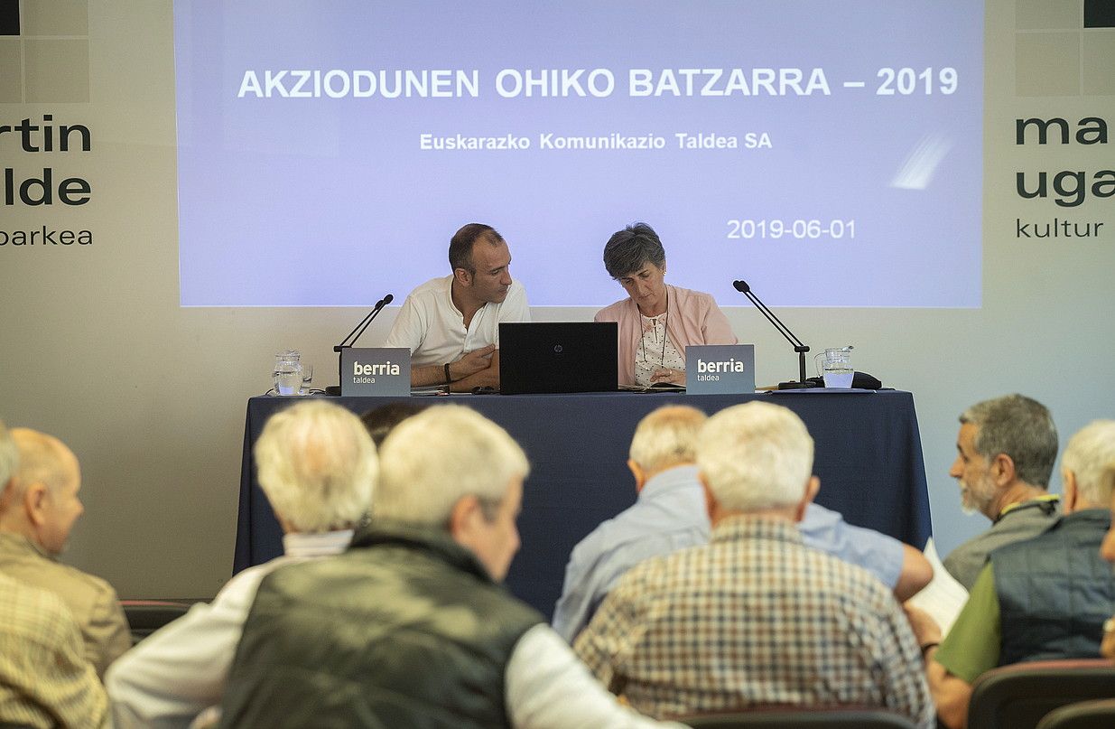 BERRIA Taldeko akziodunen batzarra egin zuten atzo Martin Ugalde kultur parkean. JON URBE / FOKU.