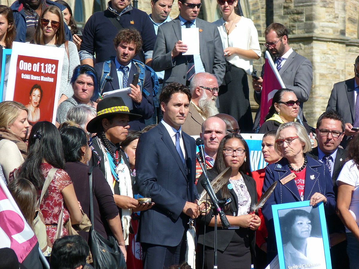 Trudeau lehen ministroa, hildako eta desagerrarazitako emakume indigenei buruz hizketan, 2016an, Ottawan. DELUSION23.