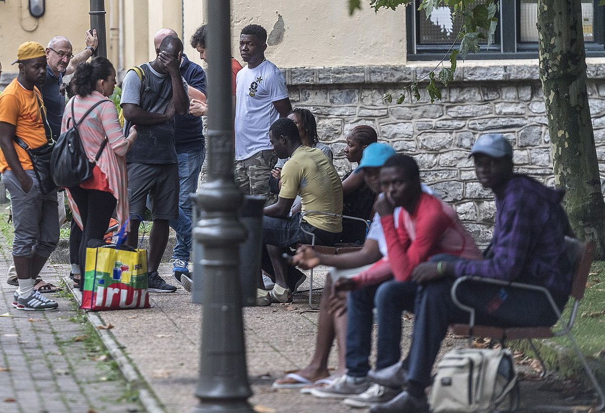 Migratzaile talde bat Irungo eguneko zentroan, iazko abuztuan. G. RUBIO / FOKU.