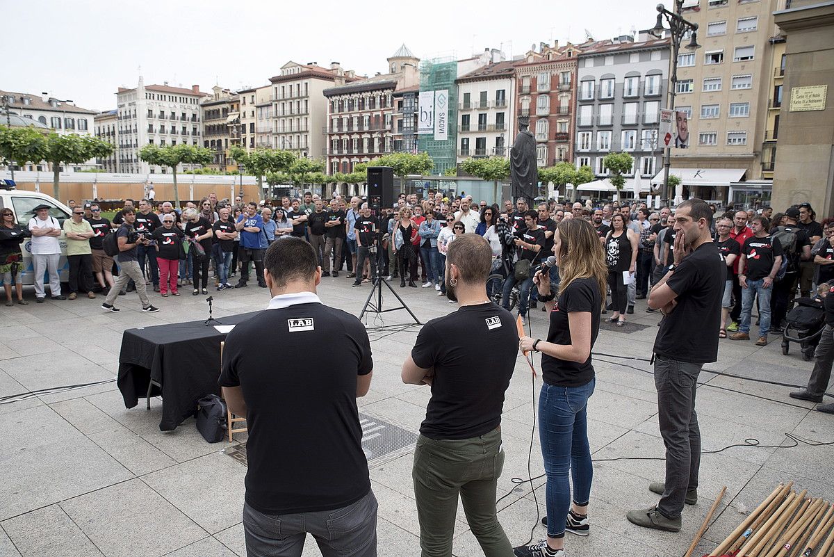 LAB sindikatuko kideak, atzo, Iruñean. IÑIGO URIZ / FOKU.