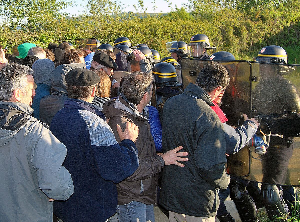 Herritarrak poliziari aurre egiten ahateen hiltzea oztopatzeko, 2017ko udaberrian, Gabadin. BERRIA.