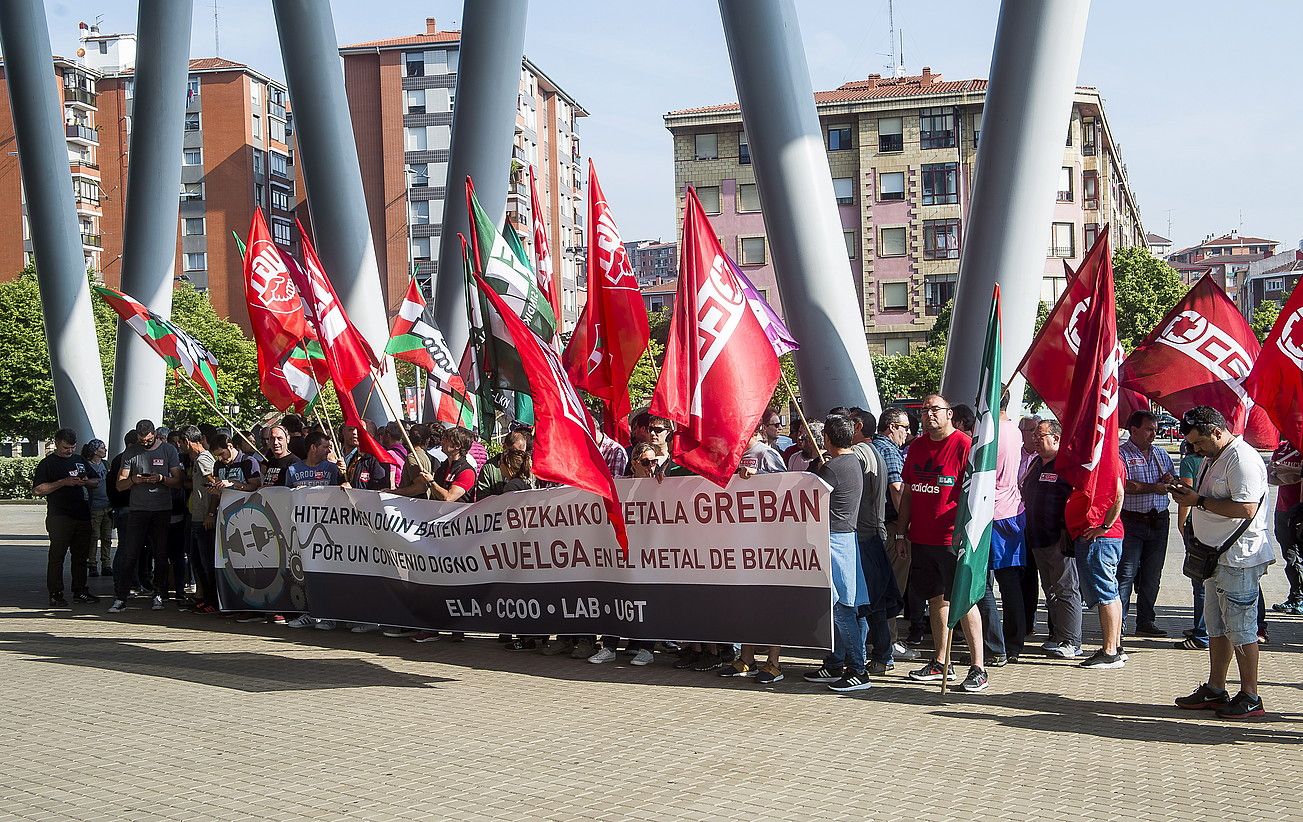 Bizkaiko metalgintzako sindikatuek atzo BECen egin zuten agerraldiko une bat. LUIS JAUREGIALTZO / FOKU.