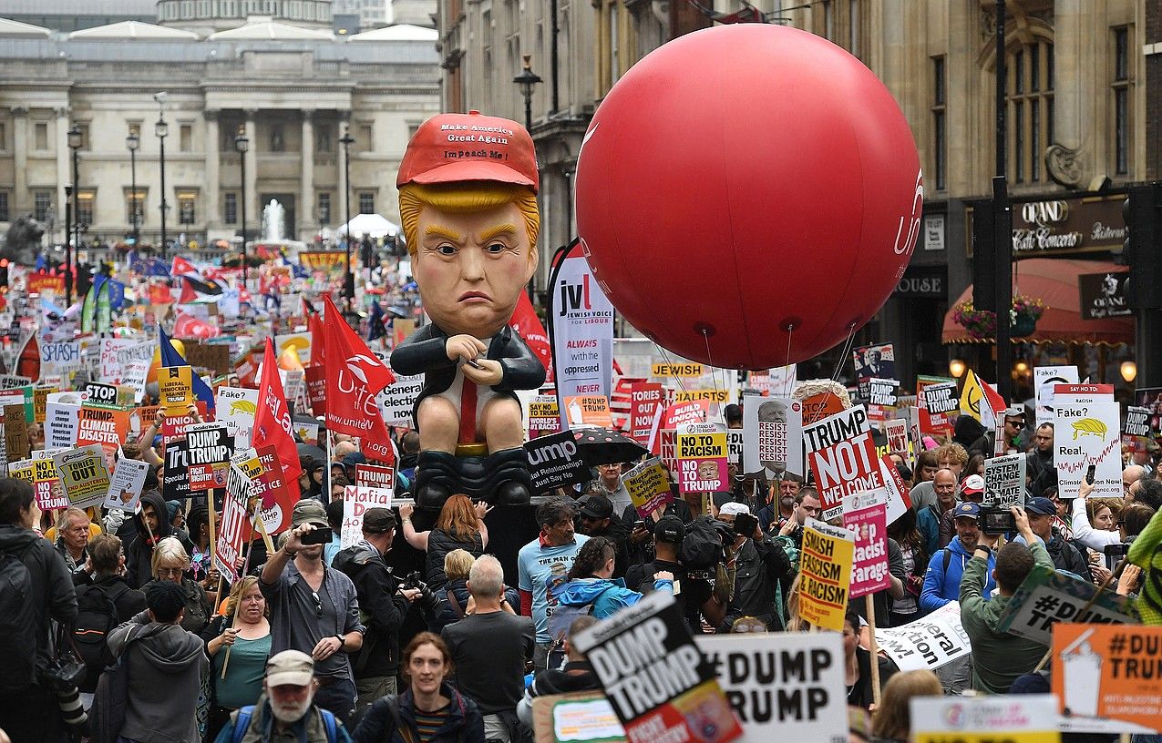 Milaka herritarrek hartu dute parte Trump presidentearen aurkako manifestazioan. ANDY RAIN / EFE.