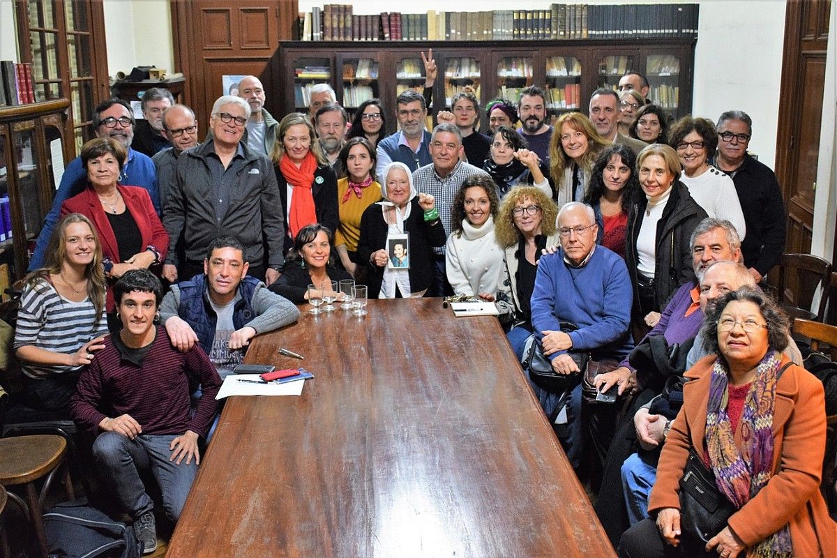 German Rodriguezen auziaren harira Buenos Airesera joandako kideak, atzo, giza eskubideen aldeko eragileekin. CEAQUA.