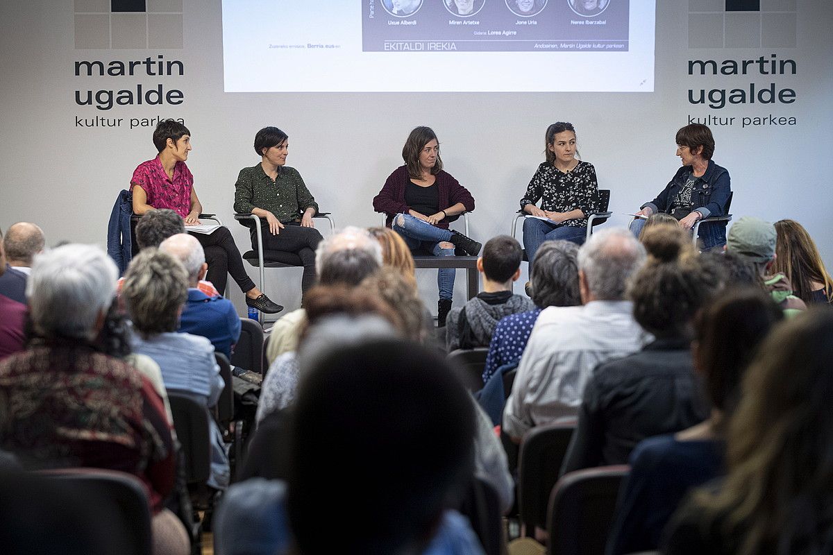 Uxue Alberdiren Kontrako eztarritik liburuaren harira bildu ziren Alberdi, Miren Artetxe, Jone Uria eta Nerea Ibarzabal, atzo, Lorea Agirrek gidatuta. JON URBE / FOKU. Uxue Alberdiren Kontrako eztarritik liburuaren harira bildu ziren Alberdi, Miren Artetxe, Jone Uria eta Nerea Ibarzabal, atzo, Lorea Agirrek gidatuta. JON URBE / FOKU.