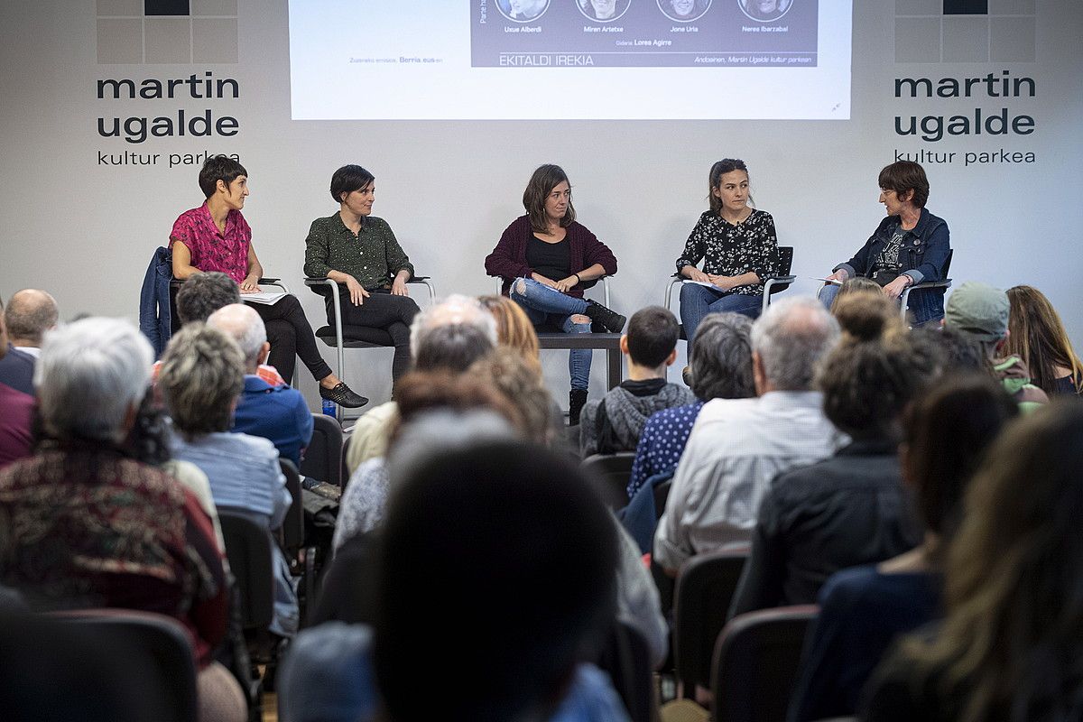 Uxue Alberdiren Kontrako eztarritik liburuaren harira bildu ziren Alberdi, Miren Artetxe, Jone Uria eta Nerea Ibarzabal, atzo, Lorea Agirrek gidatuta. JON URBE / FOKU.