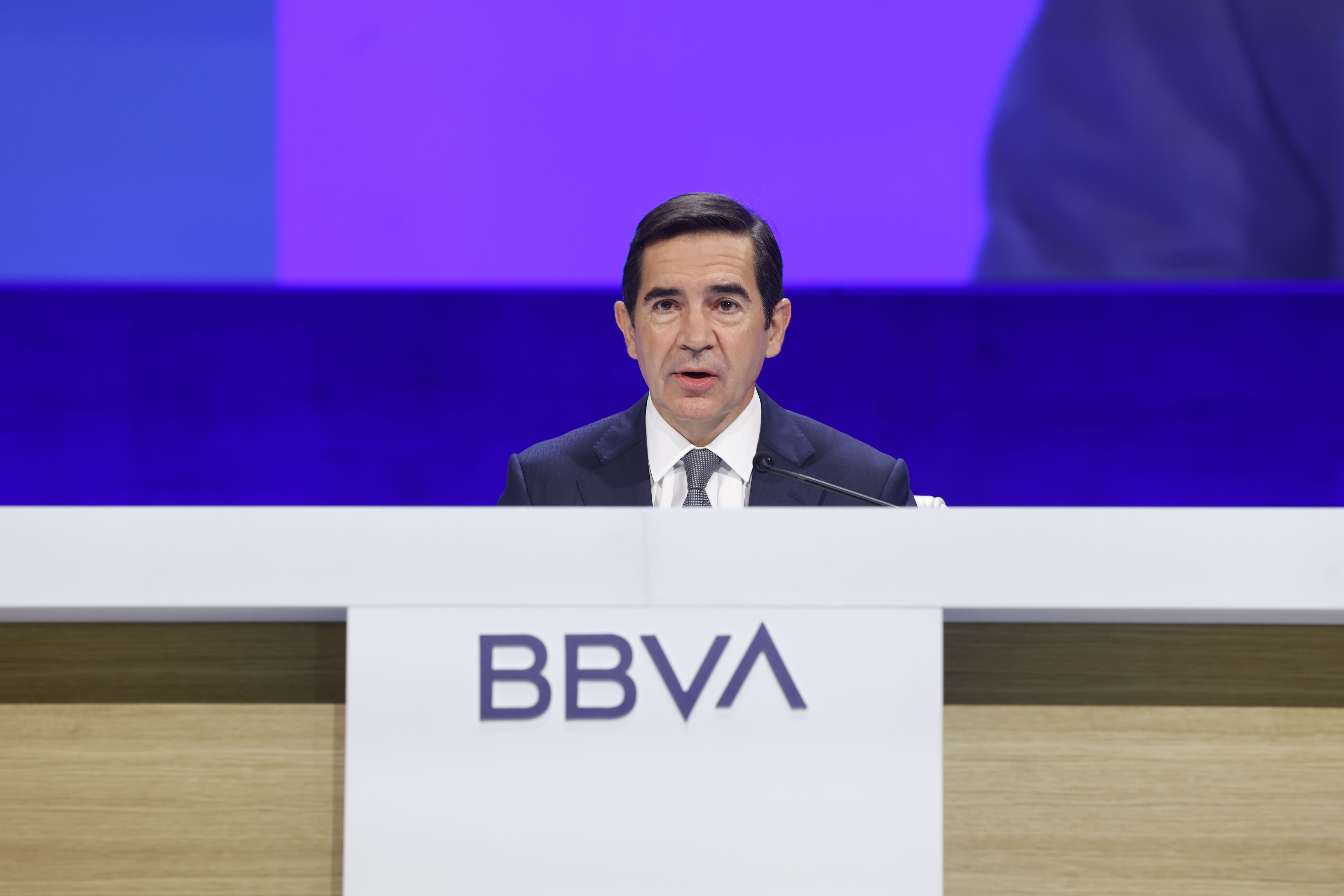 Carlos Torres, BBVAko presidentea, uztailean Bilbon egindako batzar berezian. MIGUEL TOÑA / EFE