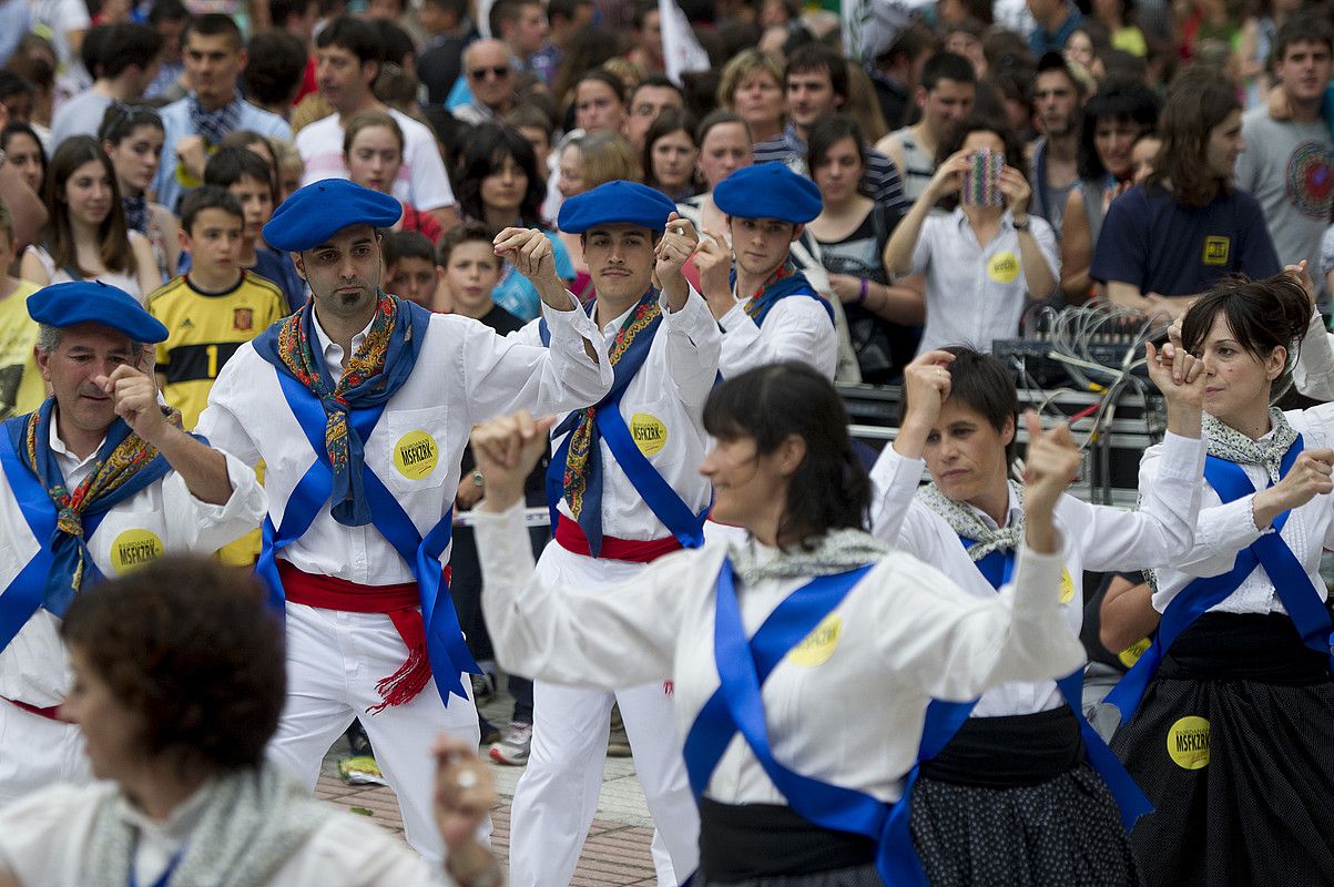 Arrotxapea auzoko maiordomoak dantzan, artxiboko irudi batean. Auzoko taldeetako kideak dira maiordomoak, eta dantzan abiatzen dituzte jaiak. IÑIGO URIZ / FOKU.