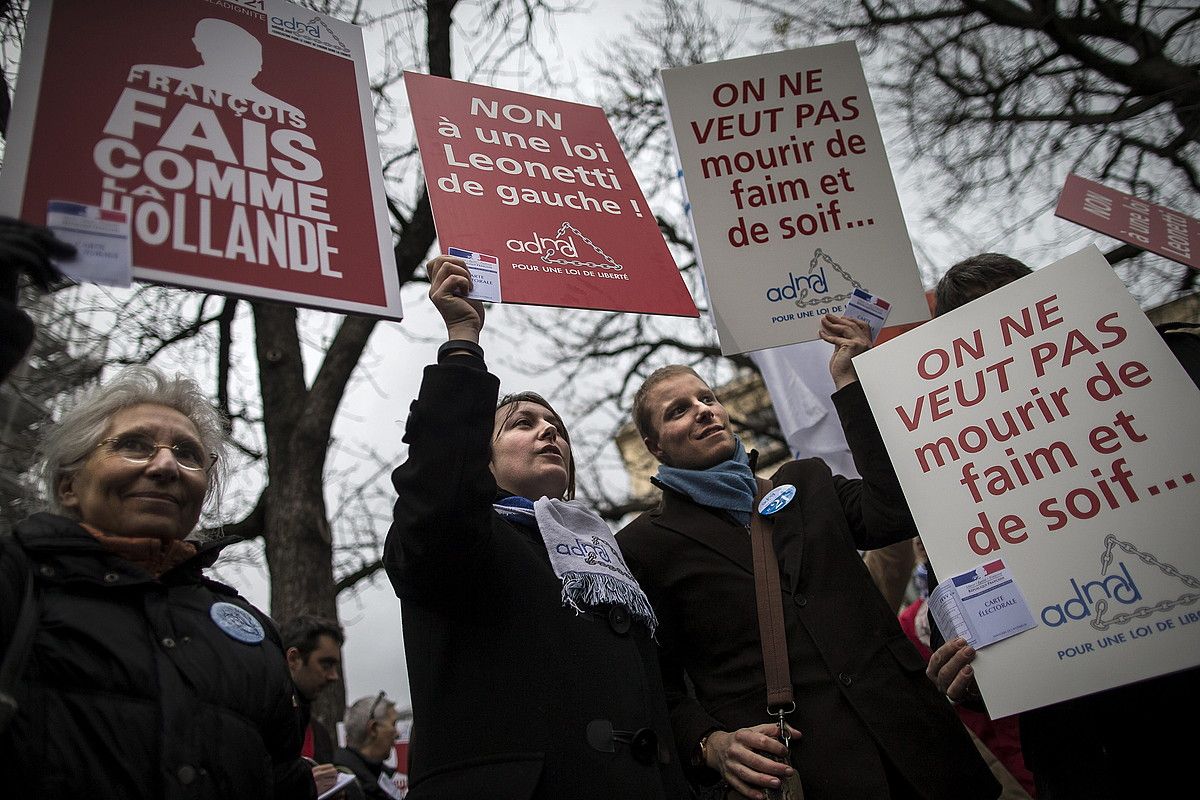 Eutanasia legeztatzearen alde batutako hainbat pertsona mobilizazio batean, Parisen, artxiboko irudi batean. I. LANGSDON / EFE.