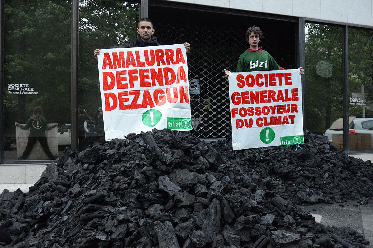 Protestak. Societe Generale bankuaren aurkako ekintzak egin dituzte, petrolio eta gas sektoreko negozioengatik. SYLVAIN SENCRISTO / IPARLA.