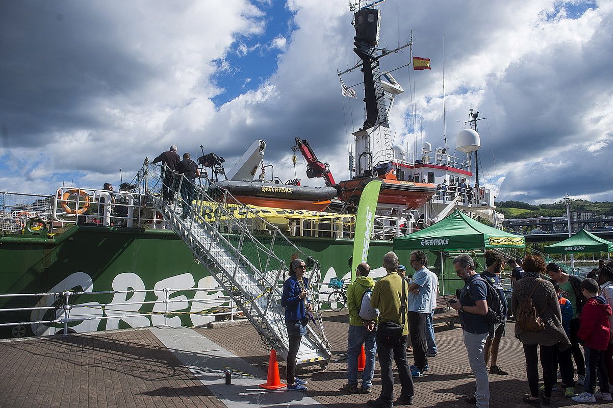 Greenpeaceren Artic Sunrise itsasontzia Bilbon bisita daiteke igandera bitarte. LUIS JAUREGIALTZO / FOKU. Greenpeaceren Artic Sunrise itsasontzia Bilbon bisita daiteke igandera bitarte. LUIS JAUREGIALTZO / FOKU.