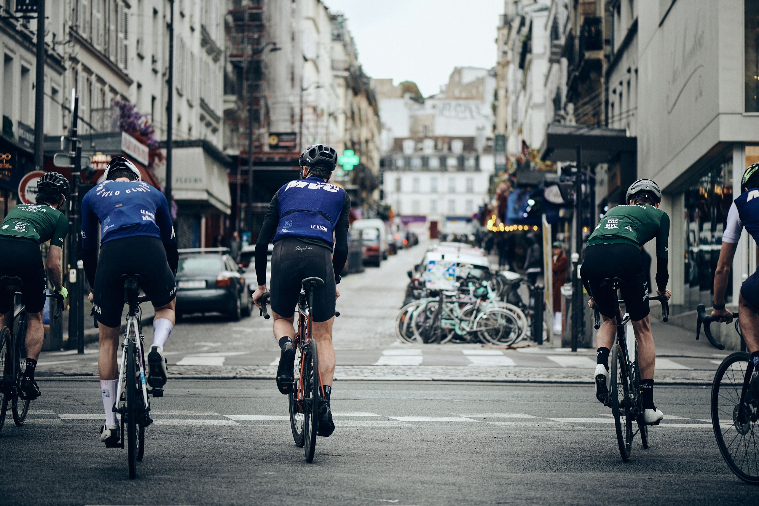 Montmartreko Txirrindularitza Klubeko kideak Lepic karrikako igoera hasten. MONTMARTRE VELO CLUB-CAFE DU CYCLISTE