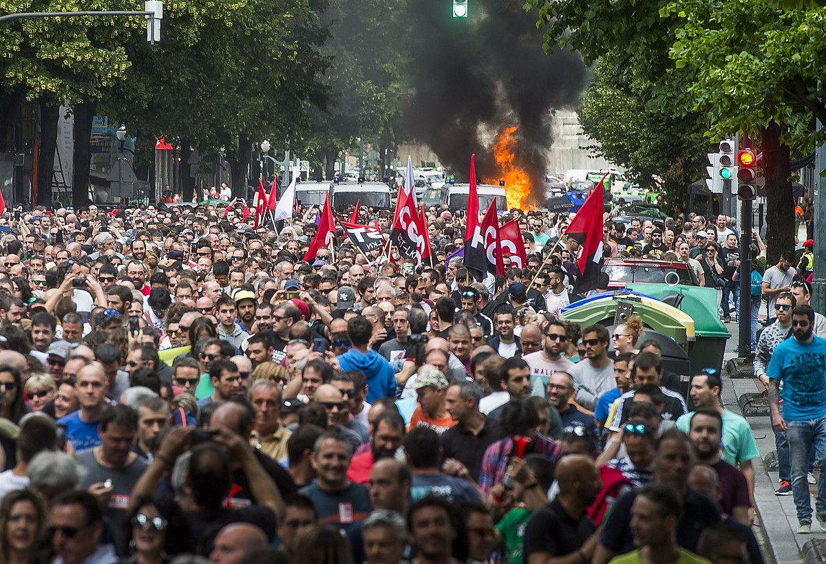 Sindikatuek egin zuten manifestazioko une bat. Bilboko Kale Nagusian edukiontzi batzuk gurutzatu zituzten, eta horietako bati su eman. L. JAUREGIALTZO / FOKU.