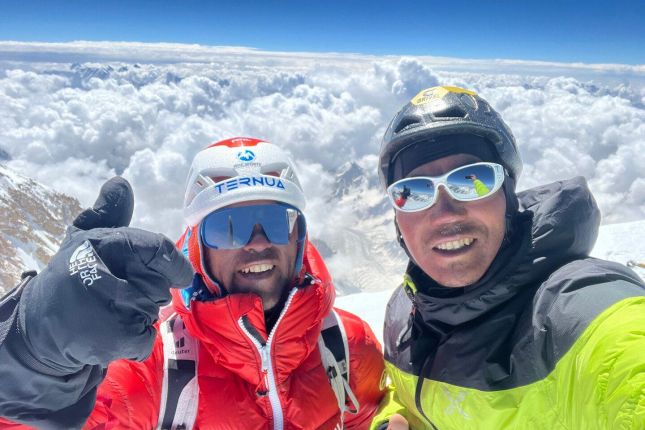 Kazuya Hiraide eta Kenro Nakajima alpinista japoniarrak, Tirich Mir tontorrean.
