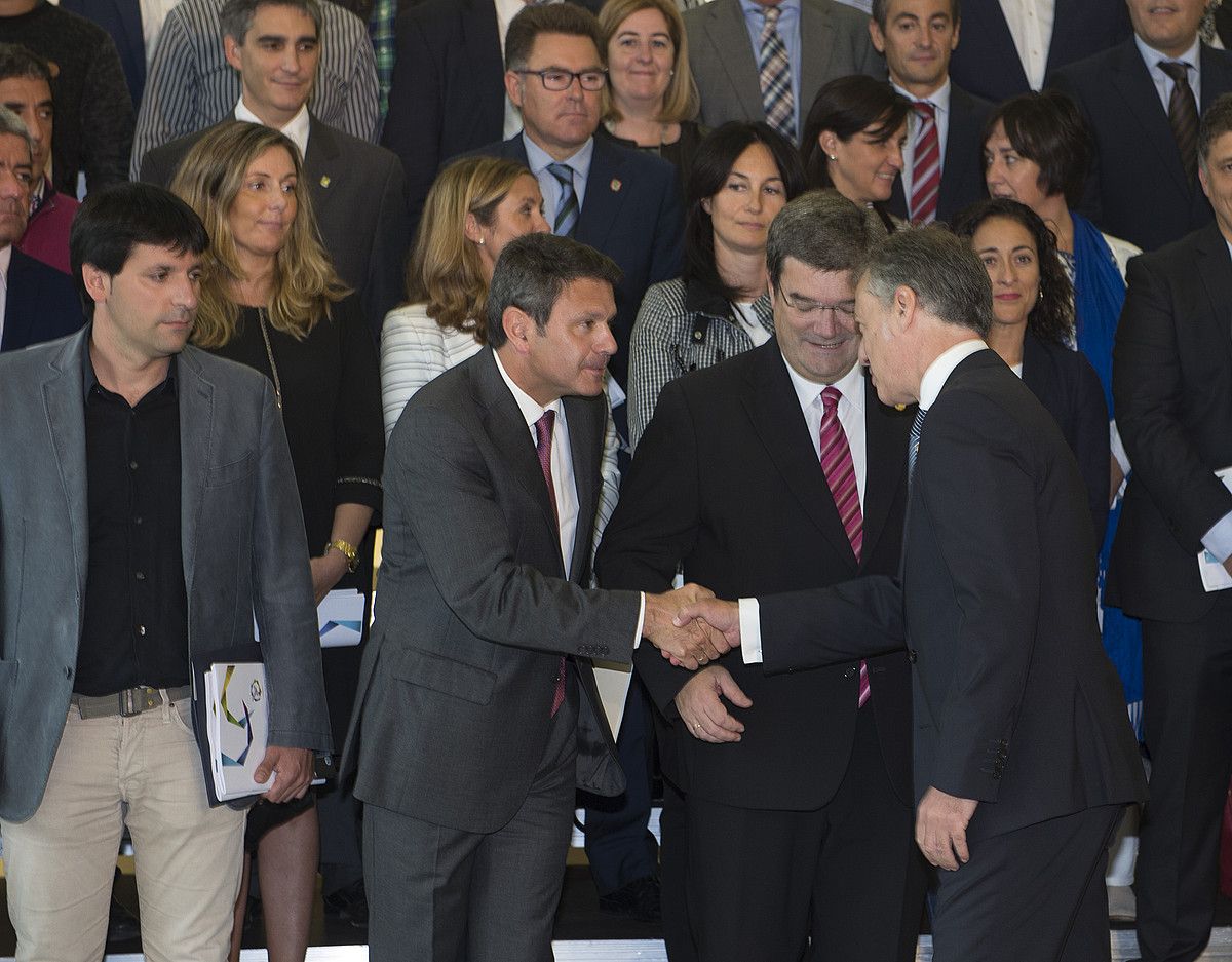Jose Antonio Santano Irungo jarduneko alkatea eta Iñigo Urkullu Eusko Jaurlaritzako lehendakaria elkarri bostekoa ematen, 2015eko irailean. MONIKA DEL VALLE / FOKU. Jose Antonio Santano Irungo jarduneko alkatea eta Iñigo Urkullu Eusko Jaurlaritzako lehendakaria elkarri bostekoa ematen, 2015eko irailean. MONIKA DEL VALLE / FOKU.
