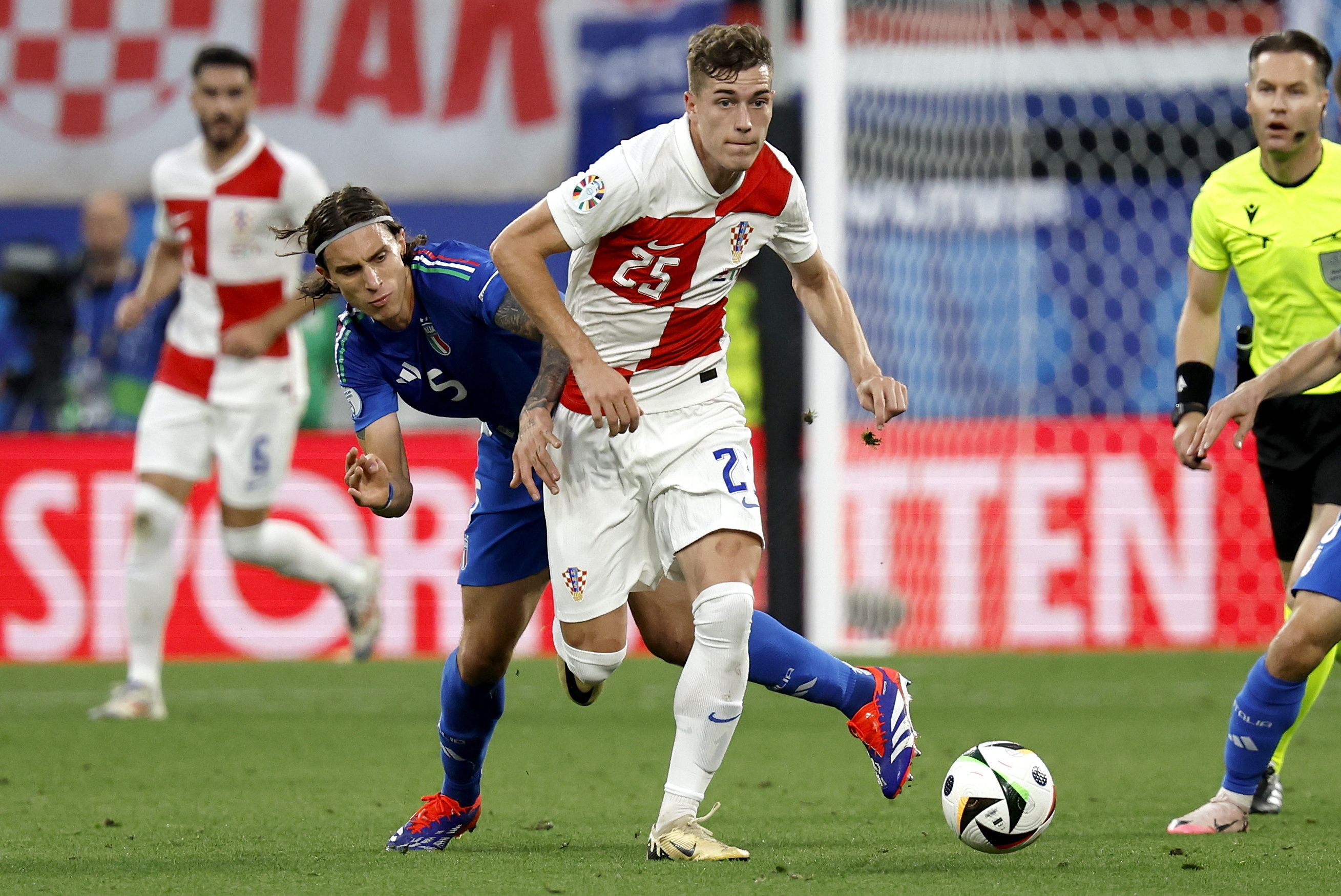 Luka Sucic azken Eurokopan, Italiaren aurkako norgehiagokan. ROBERT GHEMENT / EFE