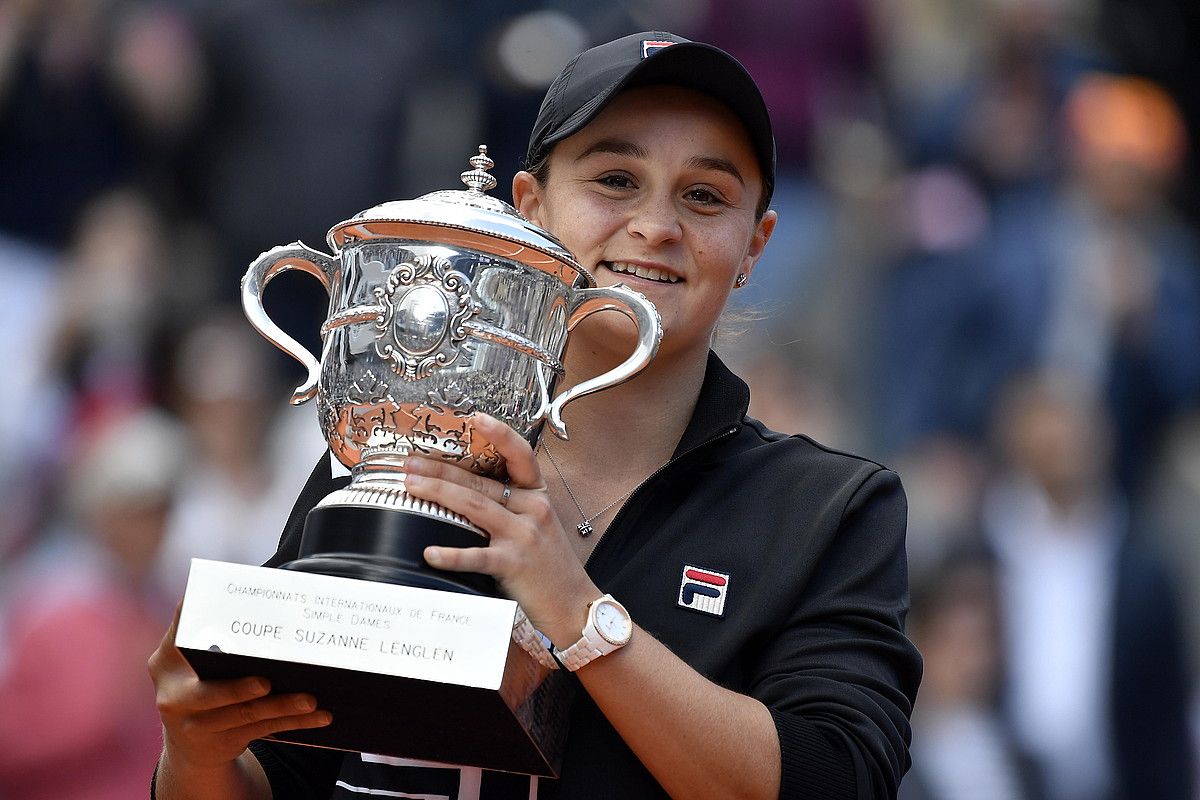 Ashleigh Barty irabazlearen garaikurrarekin. JULIEN DE LA ROSA / EFE.