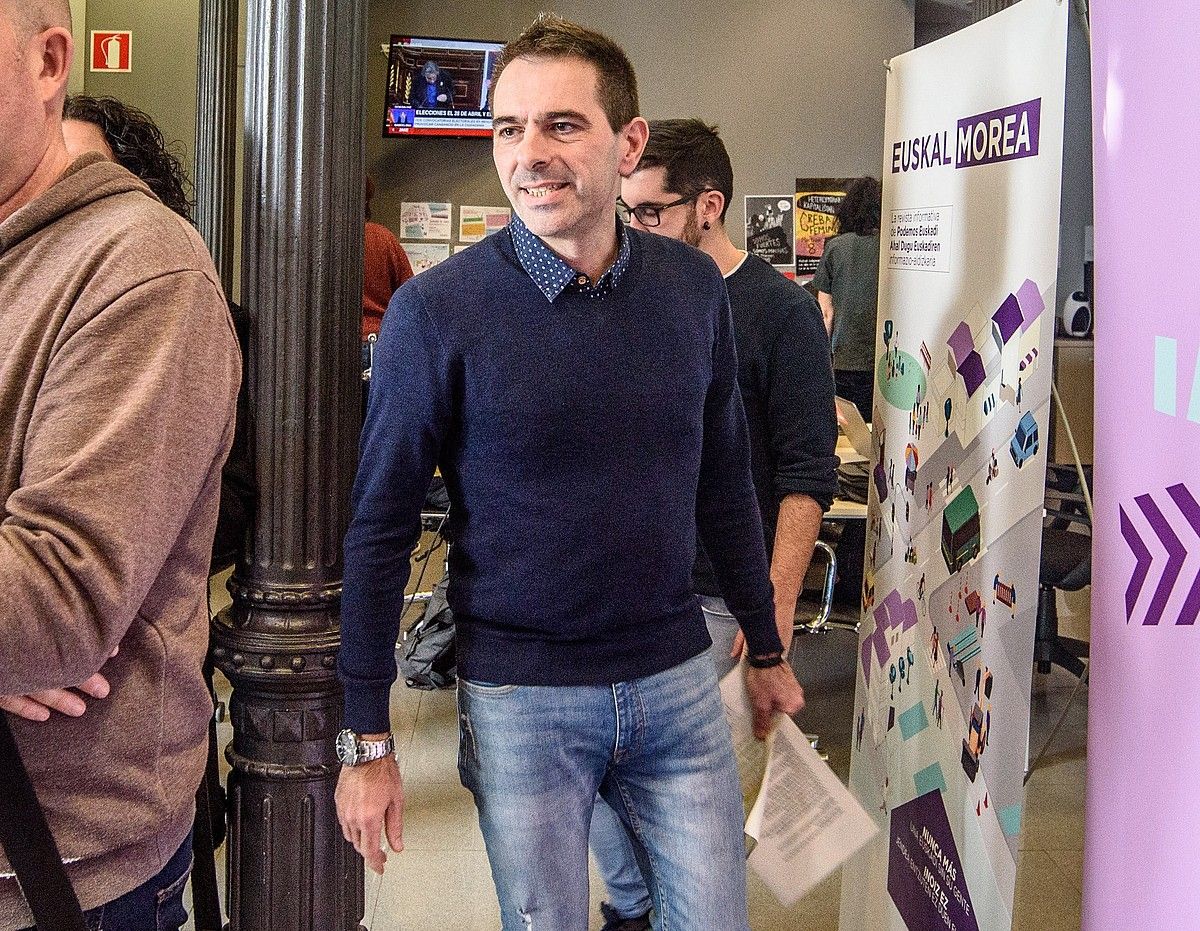 Andeka Larrea Ahal Dugu-ko komunikazio idazkaria, Bilbon egindako agerraldi batean. JAVIER ZORRILLA / EFE. Andeka Larrea Ahal Dugu-ko komunikazio idazkaria, Bilbon egindako agerraldi batean. JAVIER ZORRILLA / EFE.
